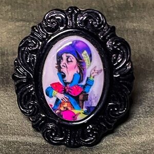 NWOT 🖤Tarina Tarantino Alice in Wonderland "Mad Hatter" Cameo Ring🖤